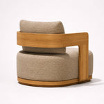 Cargar imagen en el visor de la galería, Detalle de sillón tapizado con estructura de madera natural y acabado redondeado