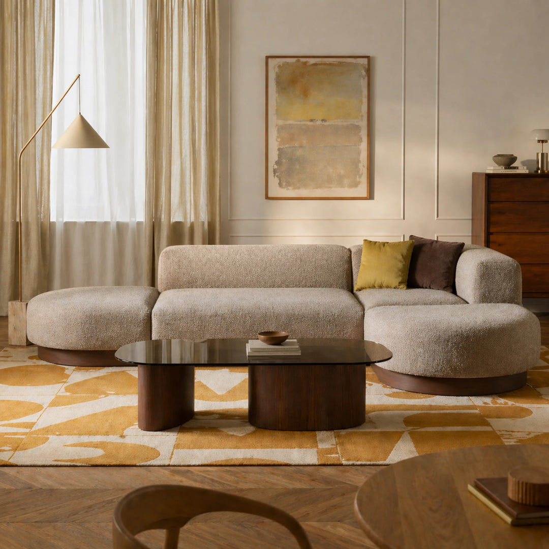 mesa de centro moderna con base de madera y tablero de vidrio