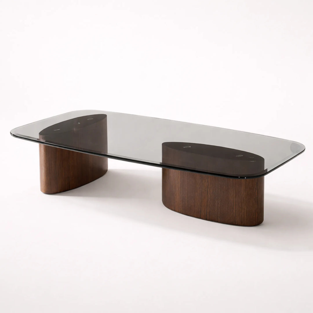 mesa de centro moderna con base de madera y tablero de vidrio curvado