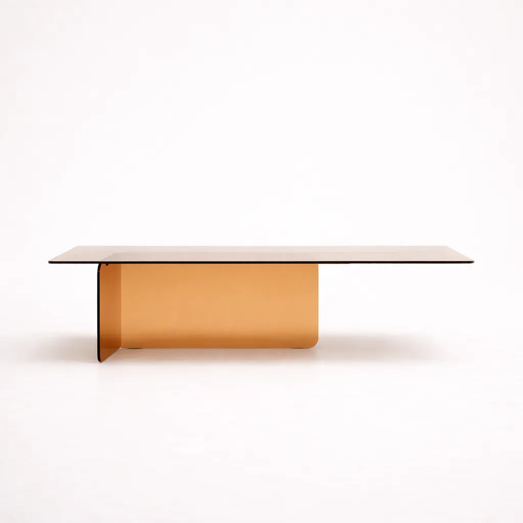 mesa de centro de vidrio templado curvado con estructura minimalista vista lateral