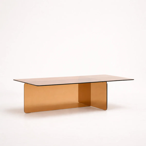 mesa de centro de vidrio curvado color ambar con diseño moderno