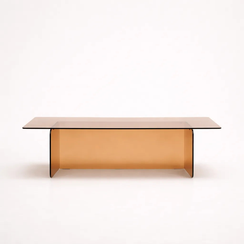 mesa de centro de vidrio curvado en tono ambar vista frontal