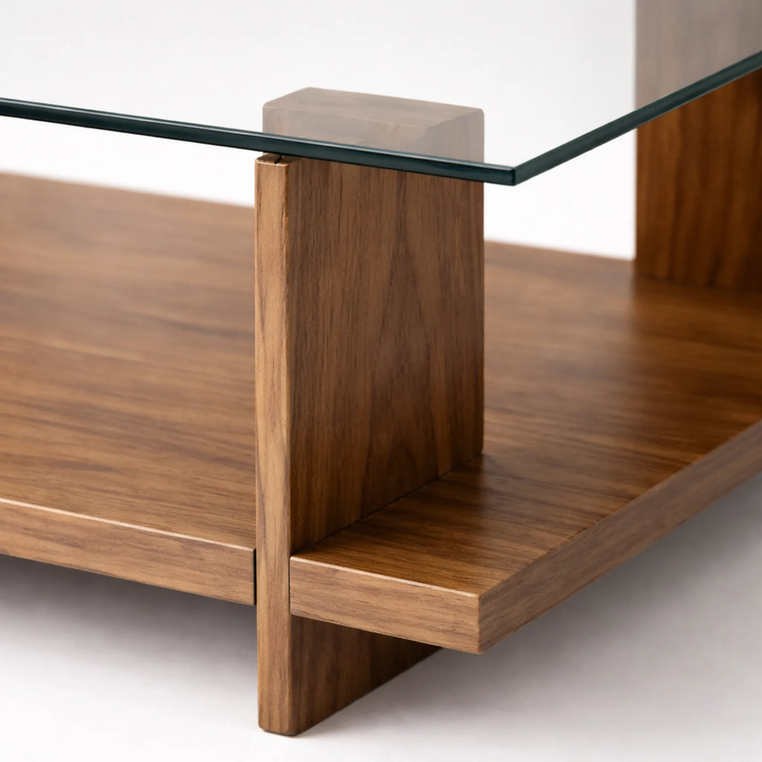 detalle de mesa de centro con estructura de madera y cristal templado