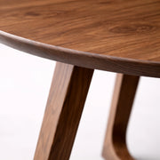 detalle de mesa de madera con acabado natural y borde redondeado