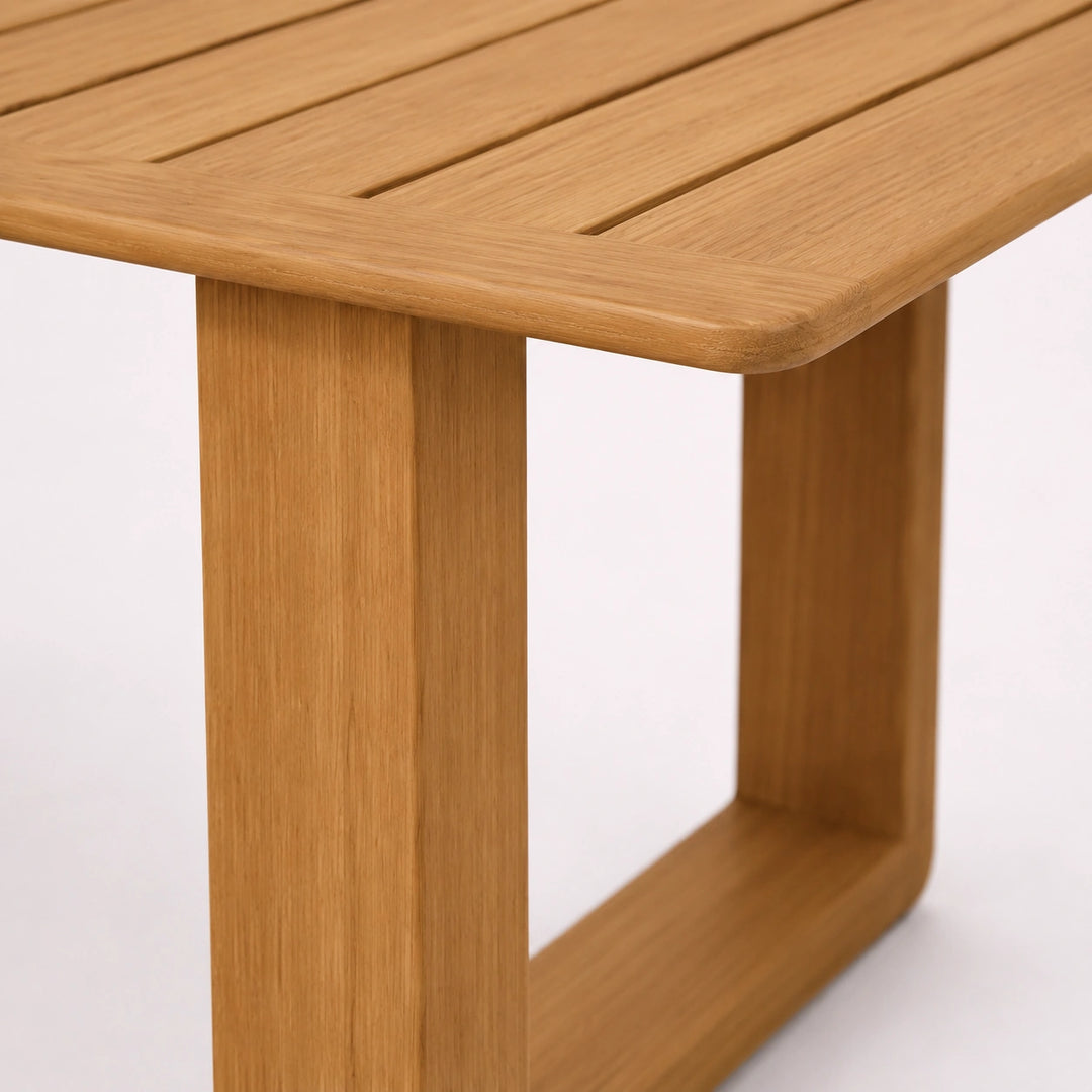 Detalle de mesa de madera con esquinas redondeadas y acabado natural