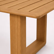 Detalle de mesa de madera con esquinas redondeadas y acabado natural