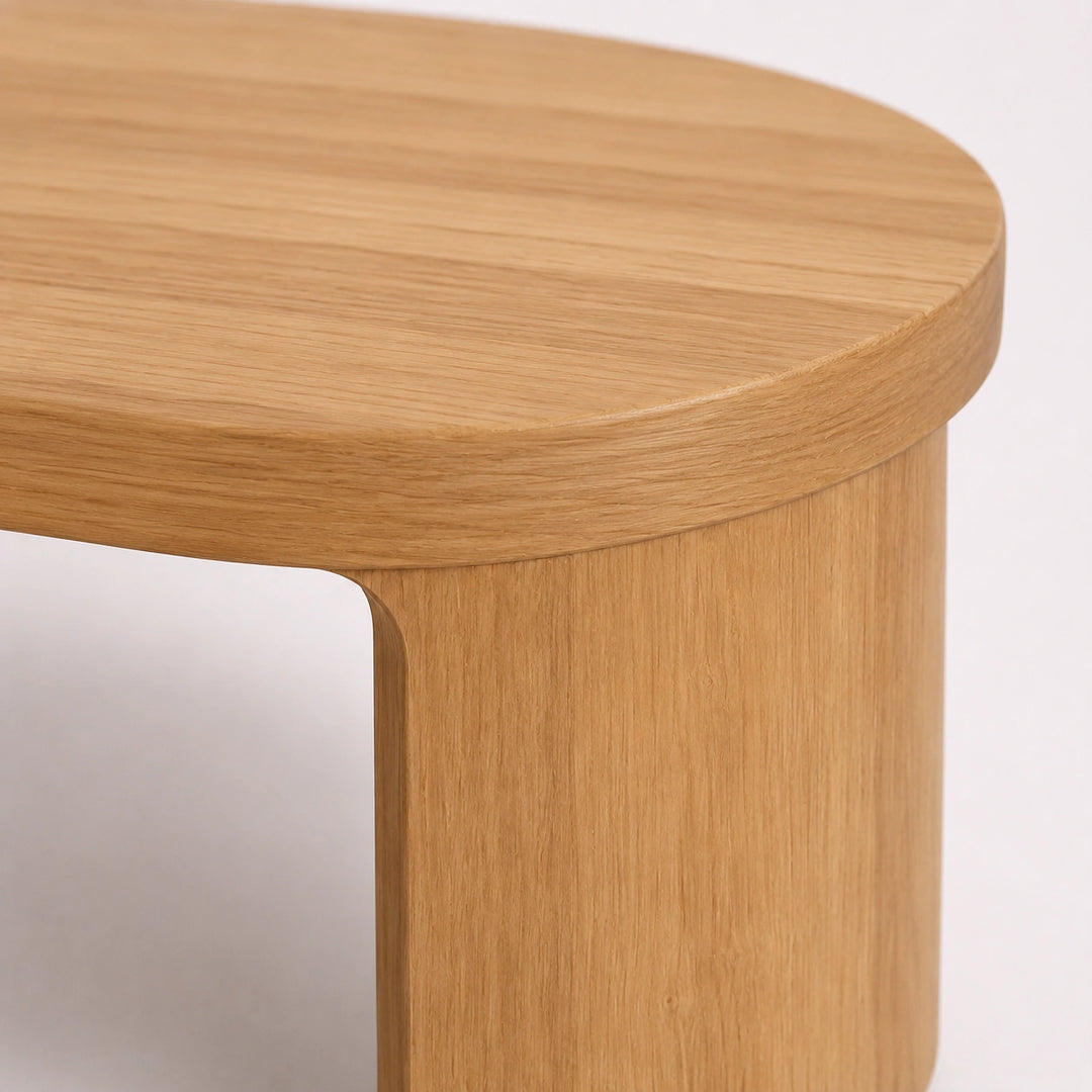 Detalle de mesa de madera con borde redondeado y acabado natural