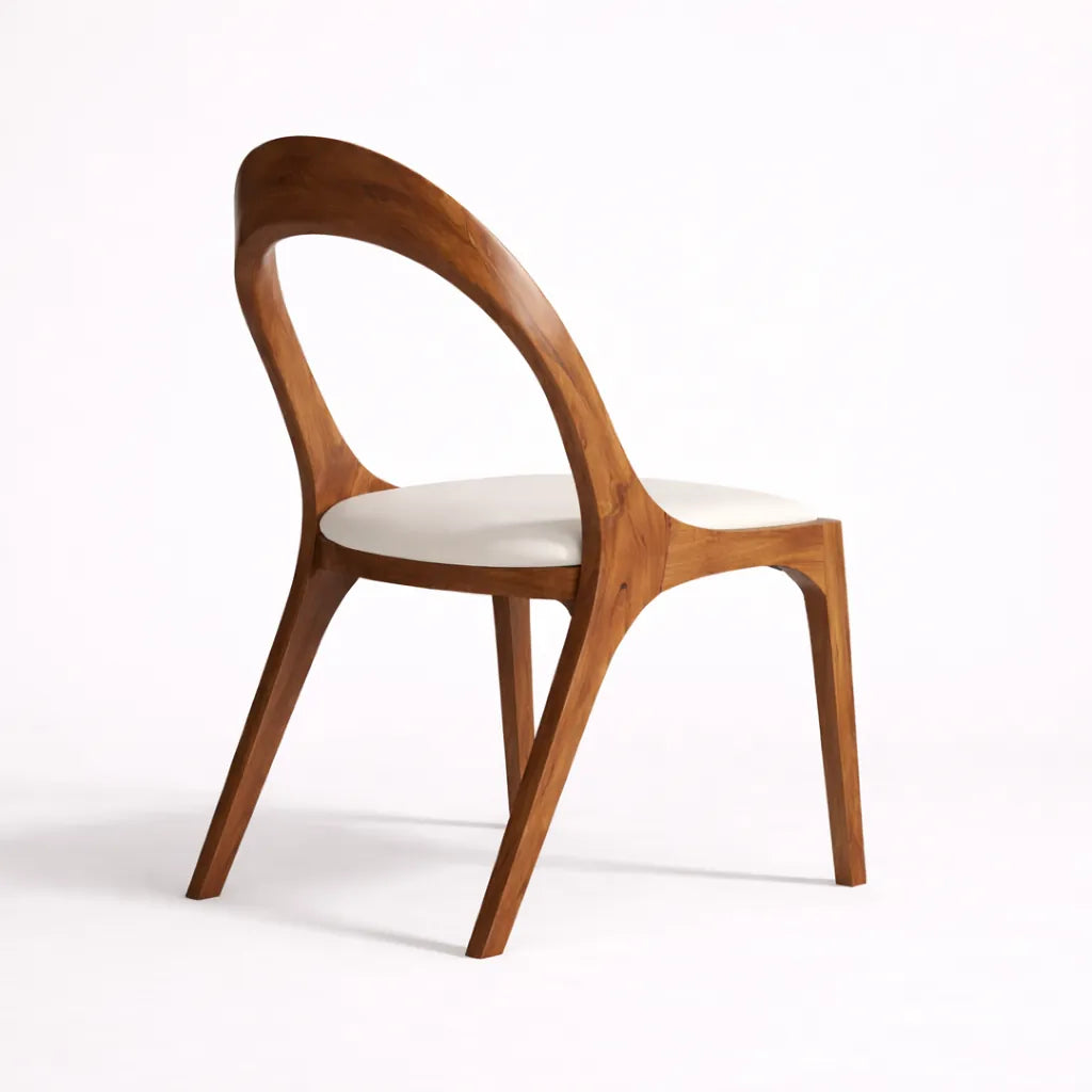 silla de madera vista trasera con respaldo curvo ergonomico