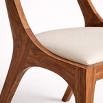 Cargar imagen en el visor de la galería, detalle de silla de madera con respaldo curvo y acabado natural
