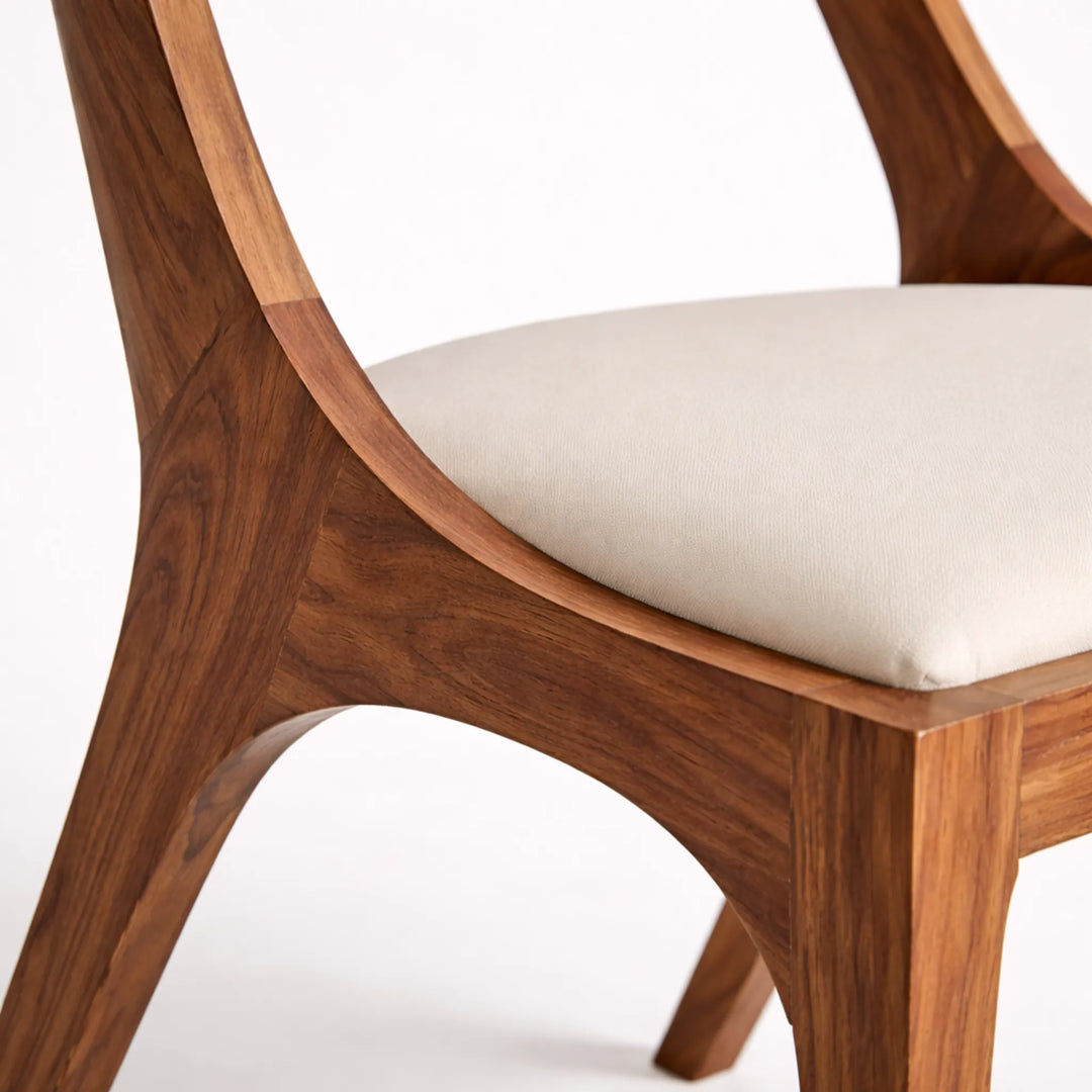 detalle de silla de madera con respaldo curvo y acabado natural