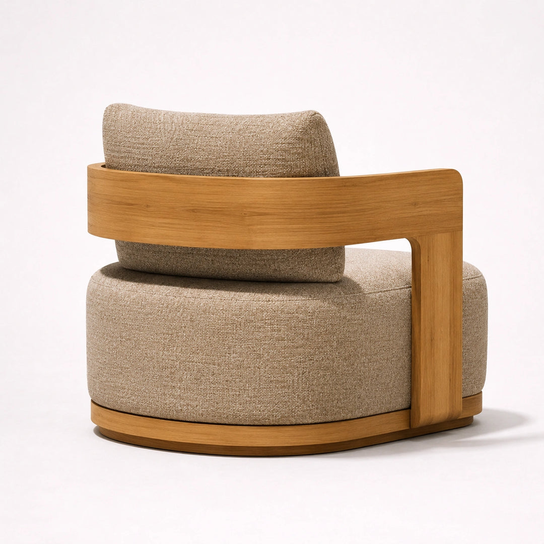 Detalle de sillón tapizado con estructura de madera natural y acabado redondeado