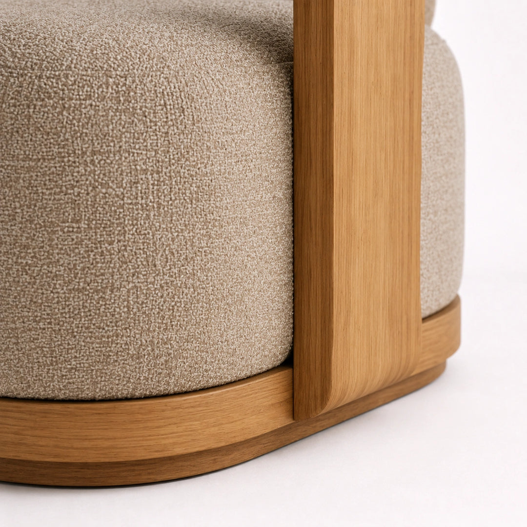Sillón de madera con respaldo curvo y tapizado texturizado beige