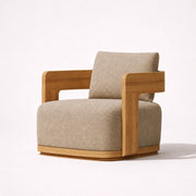 Sillón tapizado beige con estructura de madera y diseño curvo contemporáneo