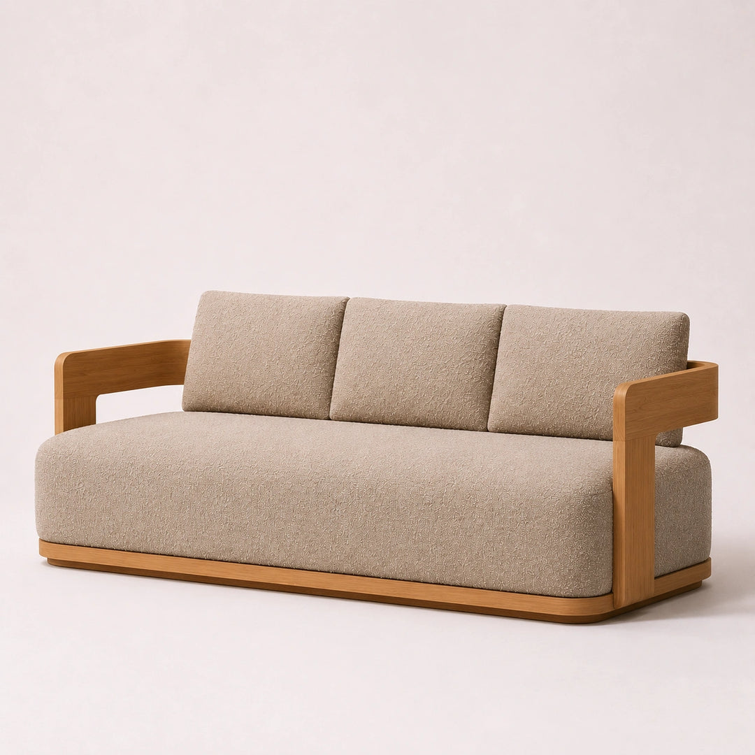 Sofá de tres plazas tapizado beige con estructura de madera natural