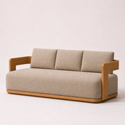 Sofá de tres plazas tapizado beige con estructura de madera natural